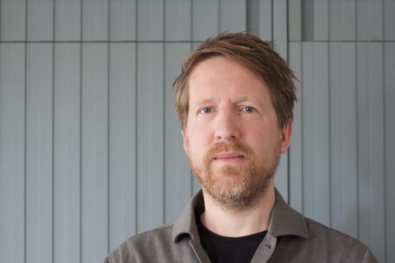 gezicht van Maarten Brouwers, een witte man, kijkt in de ogen van de camera.